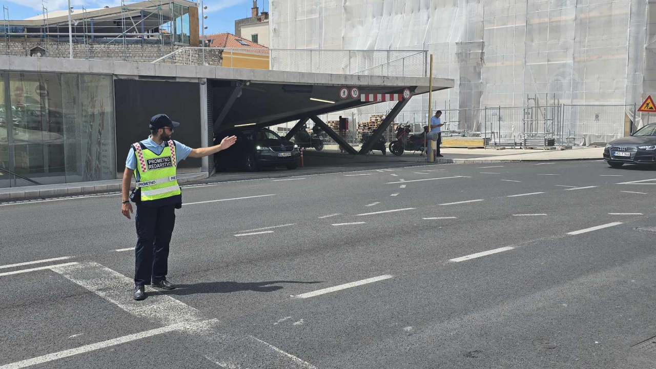 Prometni redar izašao spasiti stvar na kritičnoj točki u centru Šibenika