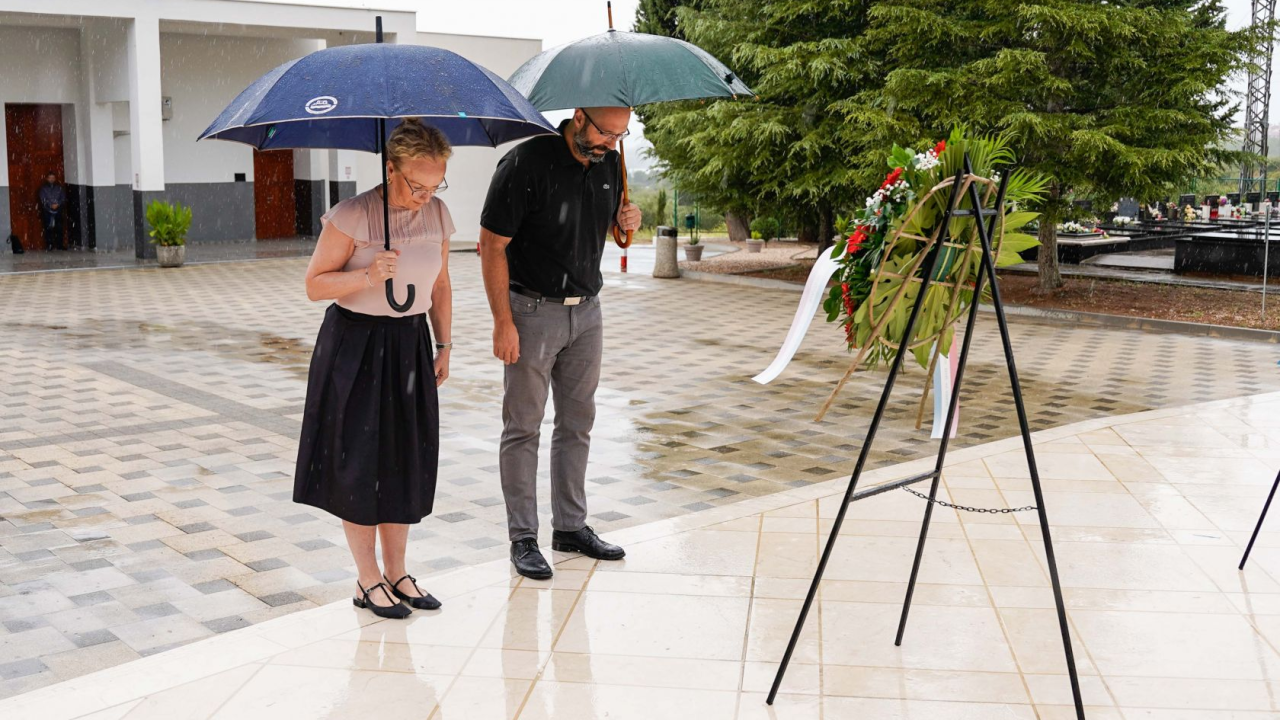 Na Kvanju položeni vijenci i zapaljene svijeće u spomen na sve žrtve totalitarnih i autoritarnih režima