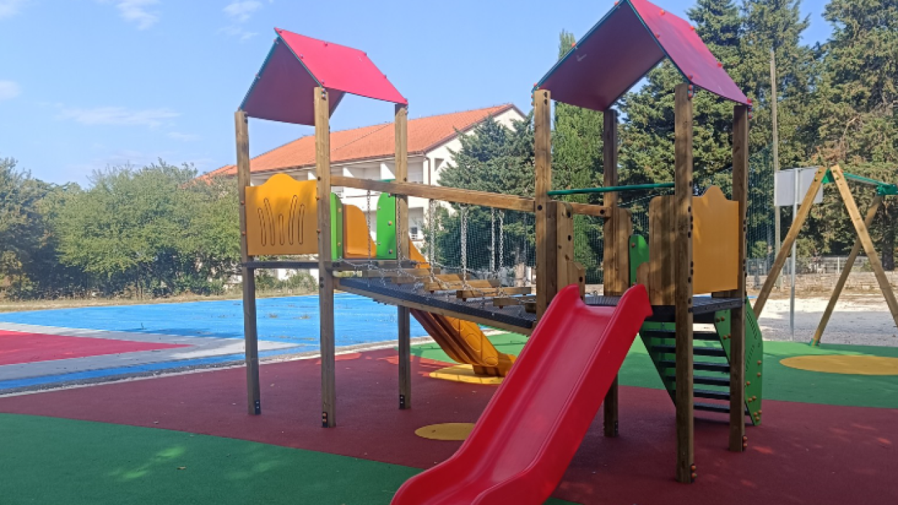 Djeca u Oklaju dobila moderno igralište