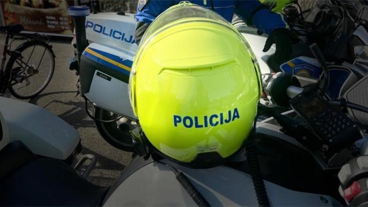 Vozač romobila (67) teško ozlijeđen u prometnoj nesreći u Tribunju