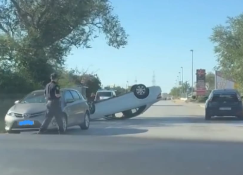 Mladić (21) jurio po Ražinama, izletio s ceste, udario u stablo i okrenuo automobil na krov