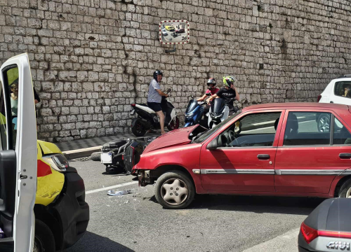 Sudar motocikla i automobila u centru grada, motociklist prevezen u bolnicu