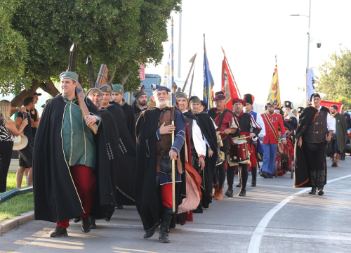 Šibenik osvojile povijesne postrojbe: Prodefilirale gradom i vratile u povijest