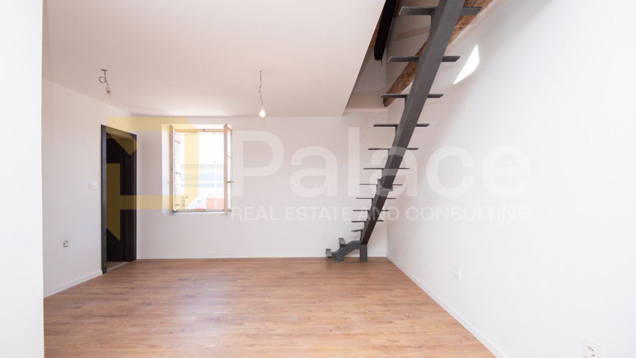 Palace predstavlja kompletno renoviran dvoetažni stan u Šibeniku