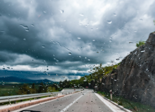 Zbog vodenih bujica otežano se vozi na cestama u Gorskom kotaru i Primorju