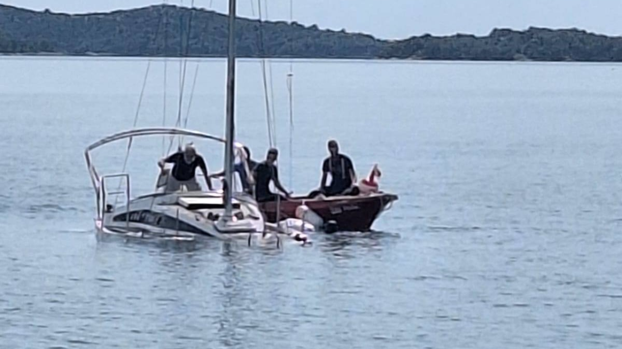 Vatrogasci DVD-a Brodarica -Krapanj ispumpavali potopljenu jedrilicu