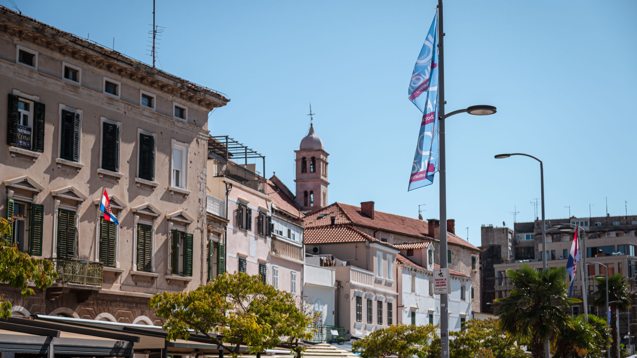 Hod za život prošao Šibenikom prije deset dana, ali njegove se zastave i dalje vijore na rivi
