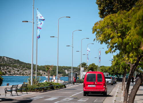 Fotografija 2 - FOTO Hod za život prošao Šibenikom prije desetak dana, ali se njegove zastave i dalje vijore na rivi