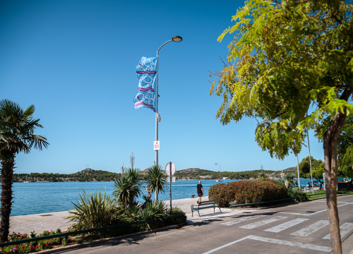 Fotografija 4 - FOTO Hod za život prošao Šibenikom prije desetak dana, ali se njegove zastave i dalje vijore na rivi
