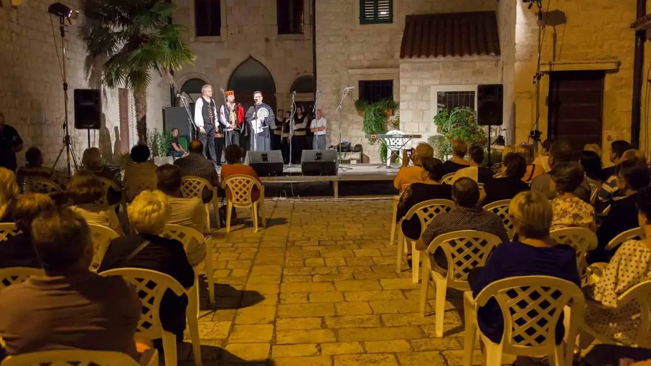 Večeras na Maloj loži koncert klape Adria uz poeziju Lorente Fuštin