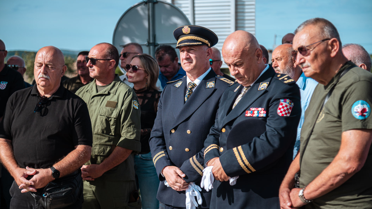 Na šibenskom mostu polaganjem vijenaca i molitvom odana počast Marinku Kardumu