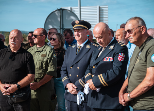 Na šibenskom mostu polaganjem vijenaca i molitvom odana počast Marinku Kardumu