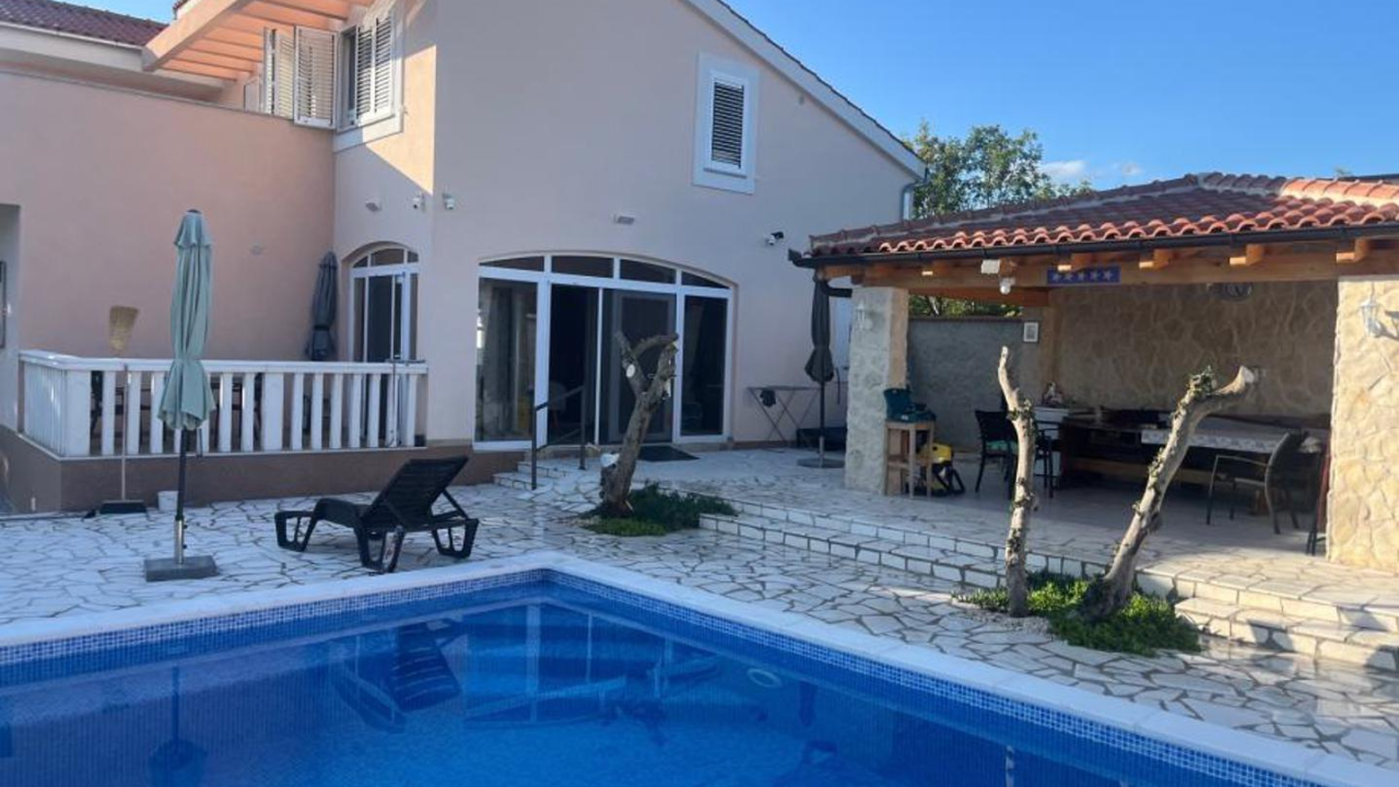 Luksuzna vila u zaleđu Vodica snižena gotovo 300 tisuća eura