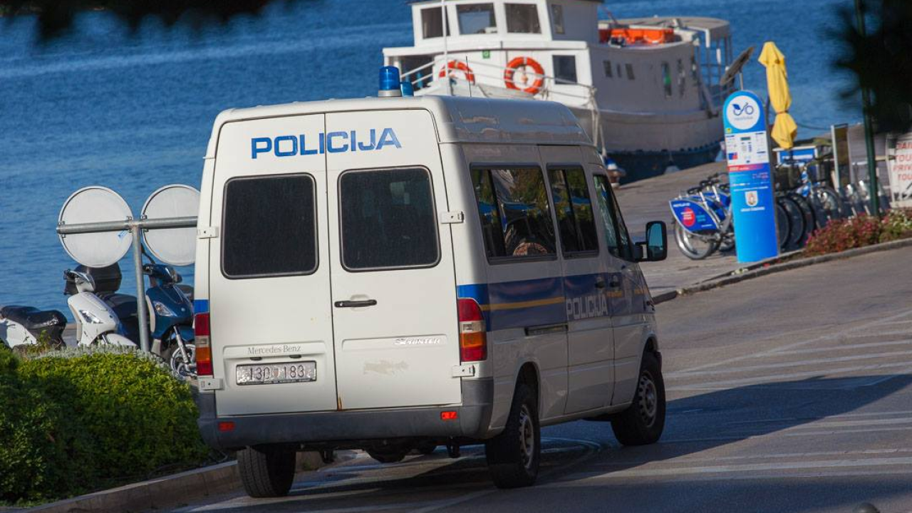 Policija u kući 23-godišnjaka u Zatonu pronašla kokain, marihuanu, vagu i veću količinu novca