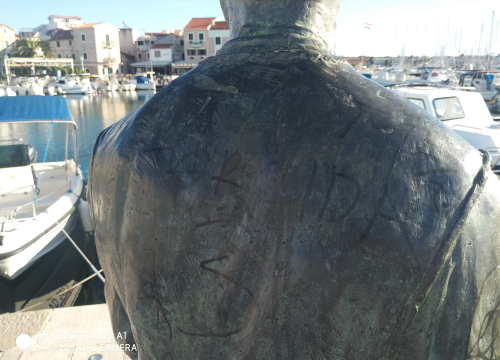 Fotografija 7 - Sramotan čin vandalizma na spomeniku vodičkoj tradiciji