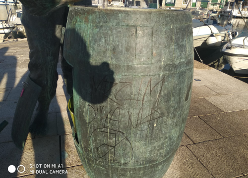 Fotografija 6 - Sramotan čin vandalizma na spomeniku vodičkoj tradiciji