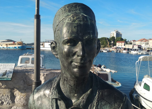 Fotografija 1 - Sramotan čin vandalizma na spomeniku vodičkoj tradiciji