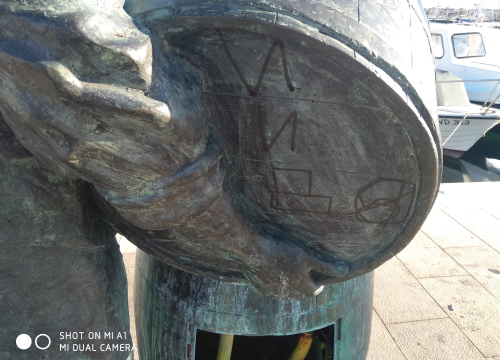 Fotografija 2 - Sramotan čin vandalizma na spomeniku vodičkoj tradiciji