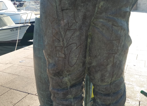 Fotografija 3 - Sramotan čin vandalizma na spomeniku vodičkoj tradiciji