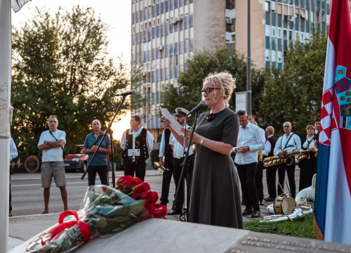 Fotografija 45 - Polaganjem vijenaca, komemoracijom, mimohodom i bakljadom obilježen 34. spomendan Rujanskog rata
