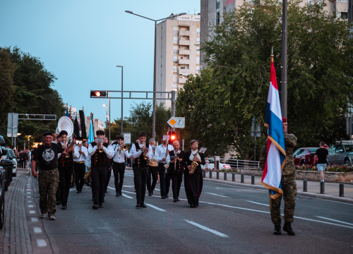 Fotografija 55 - Polaganjem vijenaca, komemoracijom, mimohodom i bakljadom obilježen 34. spomendan Rujanskog rata