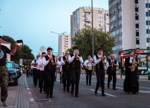 Fotografija 38 - Polaganjem vijenaca, komemoracijom, mimohodom i bakljadom obilježen 34. spomendan Rujanskog rata