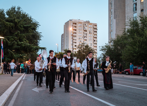 Fotografija 41 - Polaganjem vijenaca, komemoracijom, mimohodom i bakljadom obilježen 34. spomendan Rujanskog rata