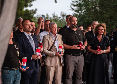 Fotografija 15 - Polaganjem vijenaca, komemoracijom, mimohodom i bakljadom obilježen 34. spomendan Rujanskog rata