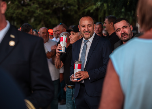 Fotografija 1 - Polaganjem vijenaca, komemoracijom, mimohodom i bakljadom obilježen 34. spomendan Rujanskog rata