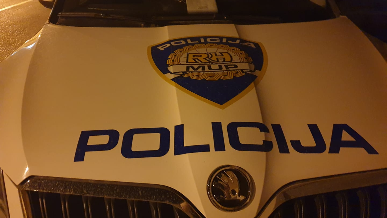 Nije stao na crveno, vrijeđao policiju i odbio alkotest. Evo koliku je kaznu zaradio