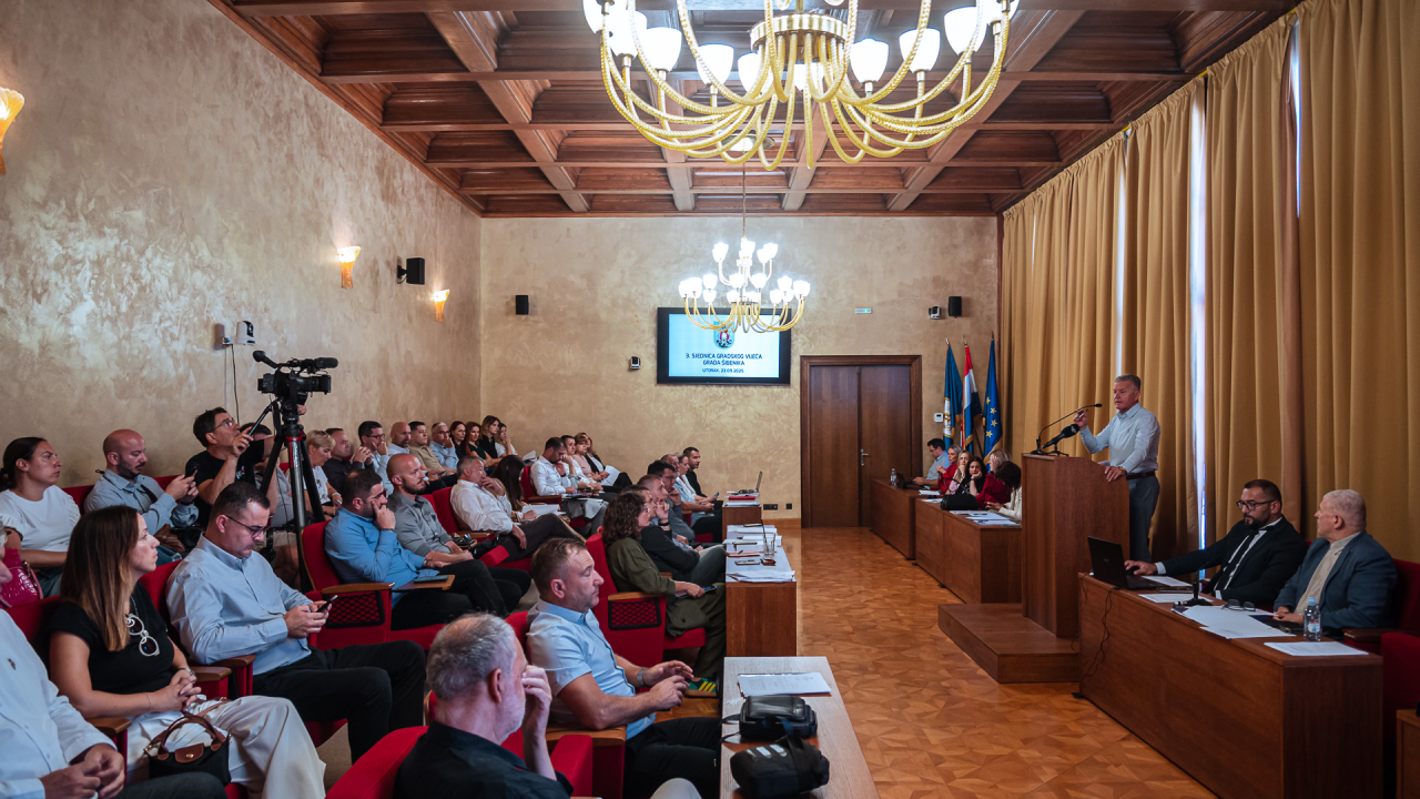 Izglasan rebalans šibenskog proračuna, kreće naplata parkinga u Triglavskoj, umirovljenici dobivaju Silver karticu pogodnosti