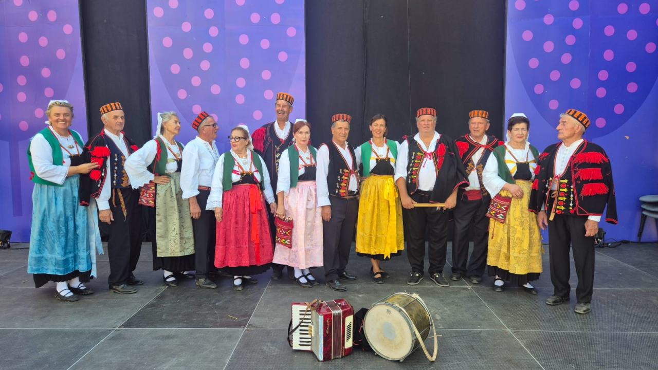 Rakošnim nošnjama i autentičnim izvedbama Primoštenci predstavili bogatstvo baštine na Vinkovačkim jesenima