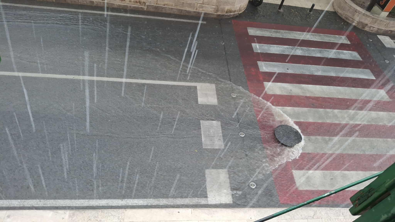 I u Šibeniku poplava. Vozači pripazite, u Ulici kralja Zvonimira izbijeni šahtovi