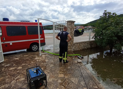 Fotografija 8 - Vatrogasci bez predaha ispumpavaju podrume, kuće, prometnice