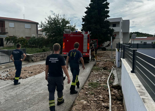 Fotografija 3 - Vatrogasci bez predaha ispumpavaju podrume, kuće, prometnice