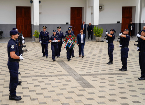 Fotografija 1 - FOTO Povodom Dana policije i blagdana sv. Mihovila položeni vijenci na Kvanju