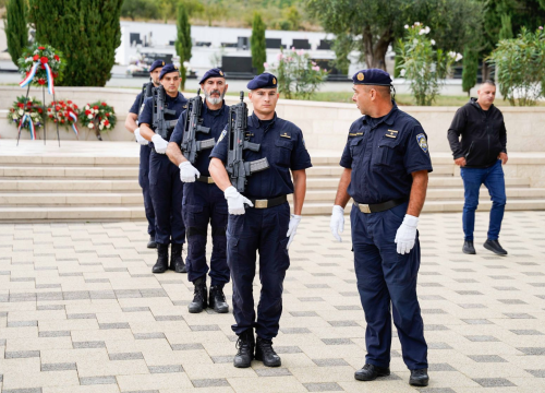 Fotografija 6 - FOTO Povodom Dana policije i blagdana sv. Mihovila položeni vijenci na Kvanju