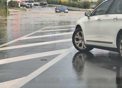 Fotografija 4 - FOTO Nevrijeme najviše problema izazvalo u Vodicama, čitatelji nam šalju fotografije poplavljenih cesta i parkirališta iz cijelog Šibenika