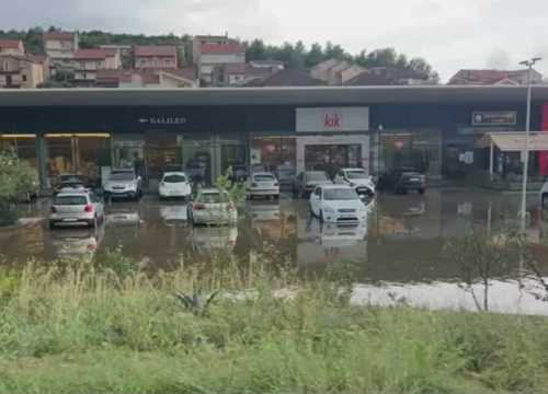 Fotografija 3 - FOTO Nevrijeme najviše problema izazvalo u Vodicama, čitatelji nam šalju fotografije poplavljenih cesta i parkirališta iz cijelog Šibenika