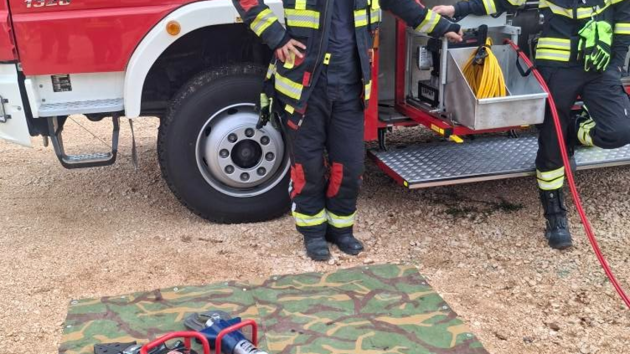 Članovi Vatrogasnih postrojbi iz cijele županije unaprijeđivali vještine spašavanja iz prometnih nesreća