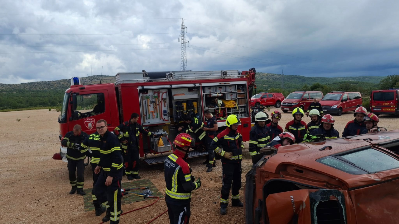 Članovi Vatrogasnih postrojbi iz cijele županije unaprijeđivali vještine spašavanja iz prometnih nesreća