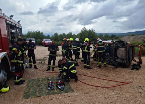 Fotografija 6 - Članovi Vatrogasnih postrojbi iz županije usavršavali vještine spašavanja iz prometnih nesreća