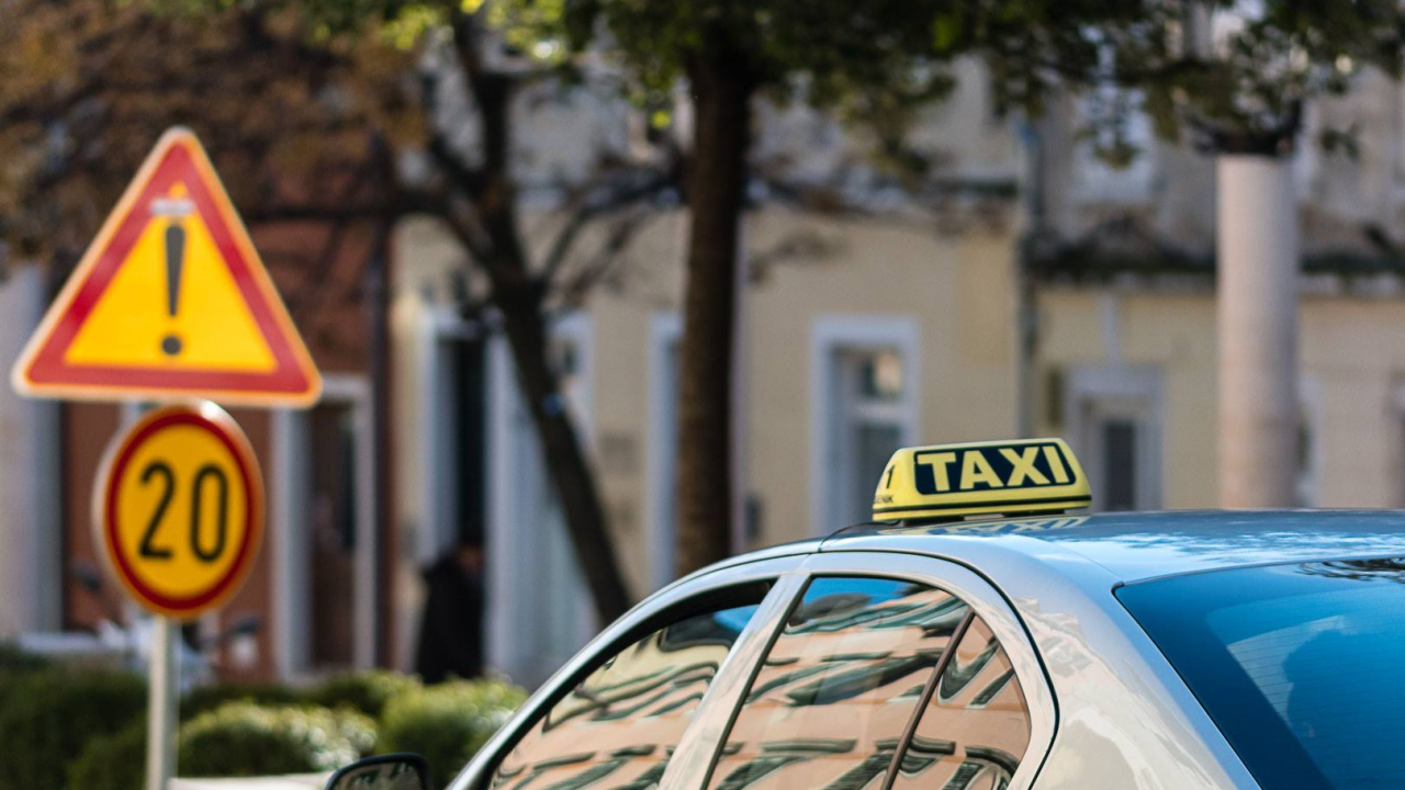 Prijavljen taksist koji je vožnju naplatio 124 eura, a nije ni imao vozačku