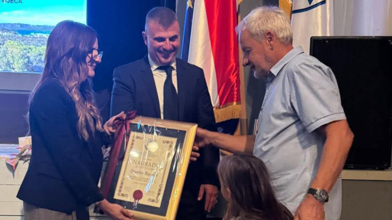Na svečanoj sjednici Općine Murter-Kornati kapetanu Branku Rameši dodijeljena nagrada za životno djelo