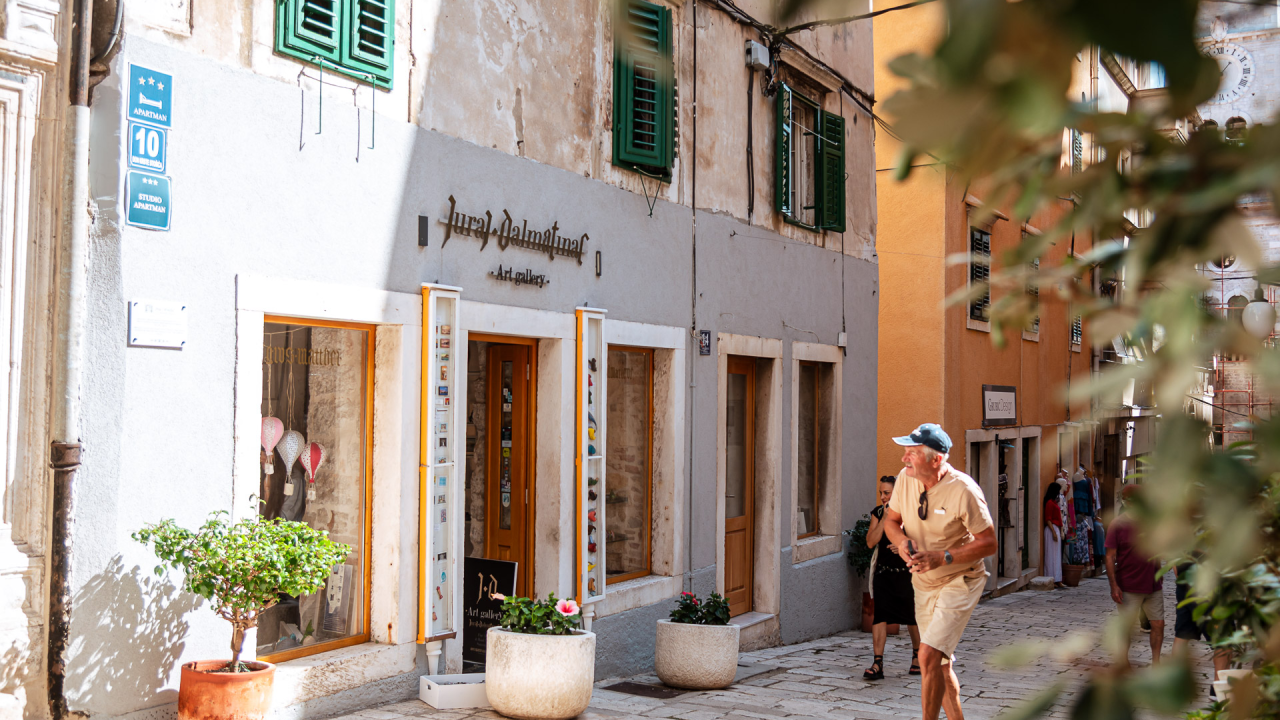 Iskoristite listopadske popuste na umjetnička djela i unikatnu odjeću u Galeriji Juraj Dalmatinac