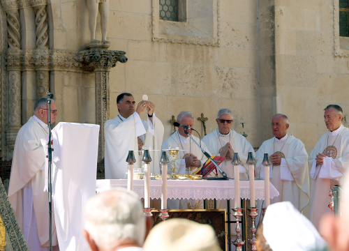 Misno slavlje kod Katedrale predvodio dubrovački biskup Glasnović: 'Zajedno s vama osjećam ljepotu ovog dana i svečanosti'