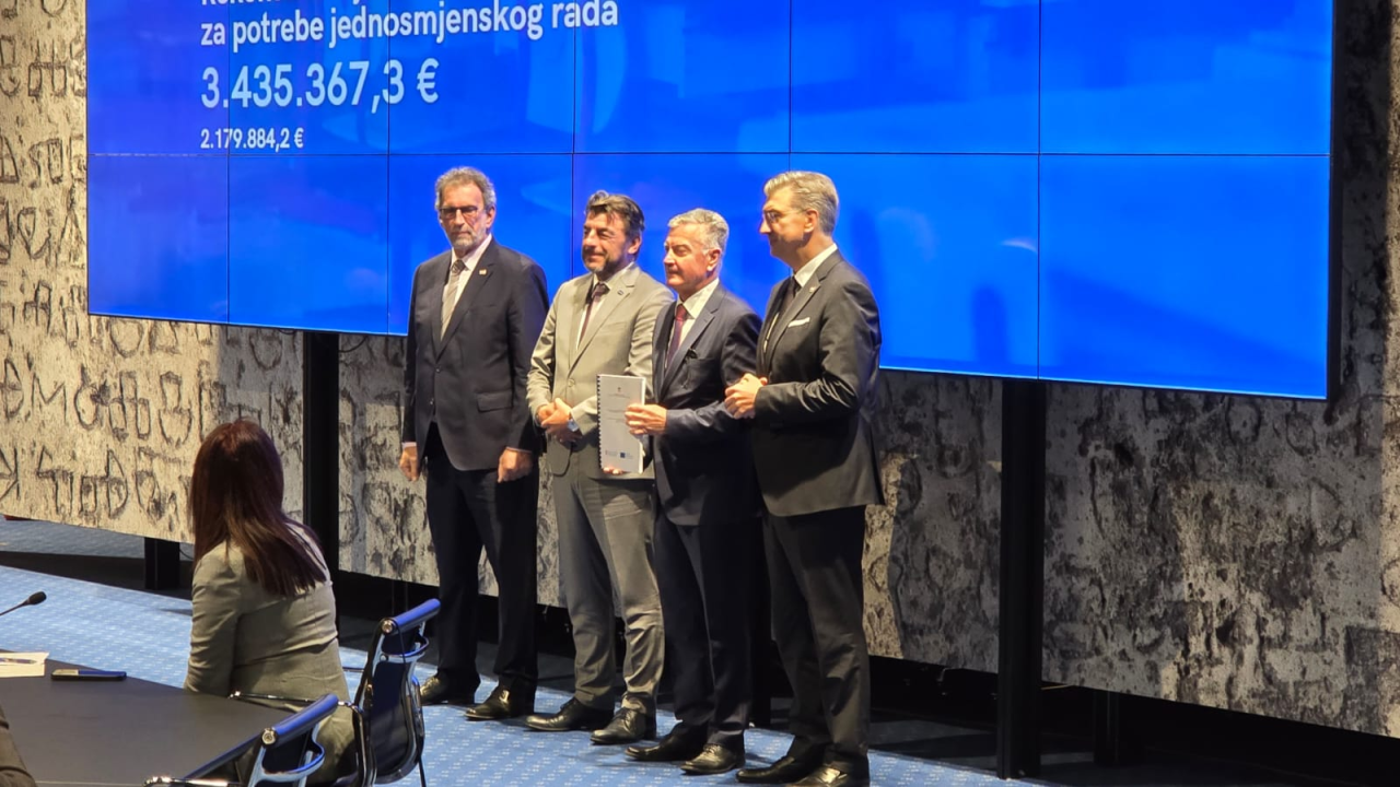 Gradonačelniku Buriću uručen ugovor o sufinanciranju dogradnje OŠ Jurja Dalmatinca