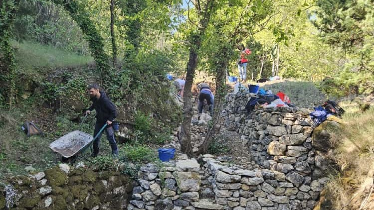 Vrijedna vodna oaza na Zlarinu: Lokva Gnjilovača dobila novu nadu zahvaljujući vrijednim rukama volontera