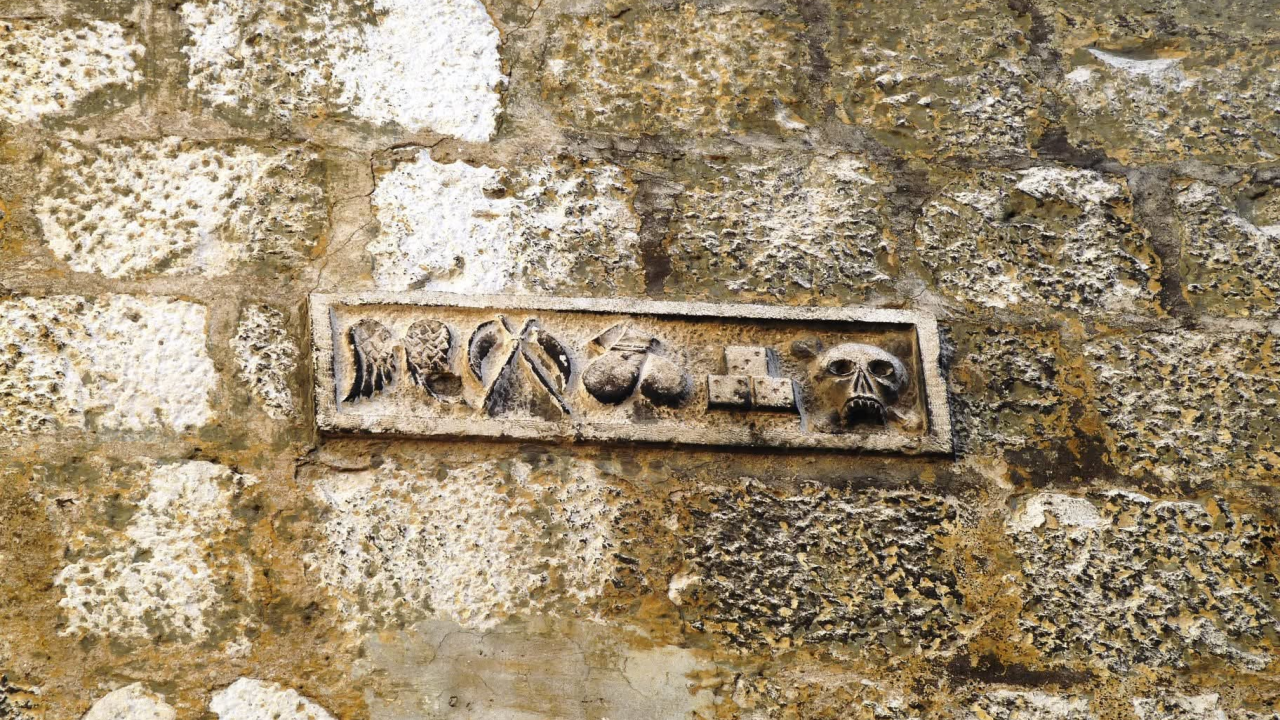 Šibenski misteriozni rebus na Dobriću: Stoljetna opomena uklesana u kamen