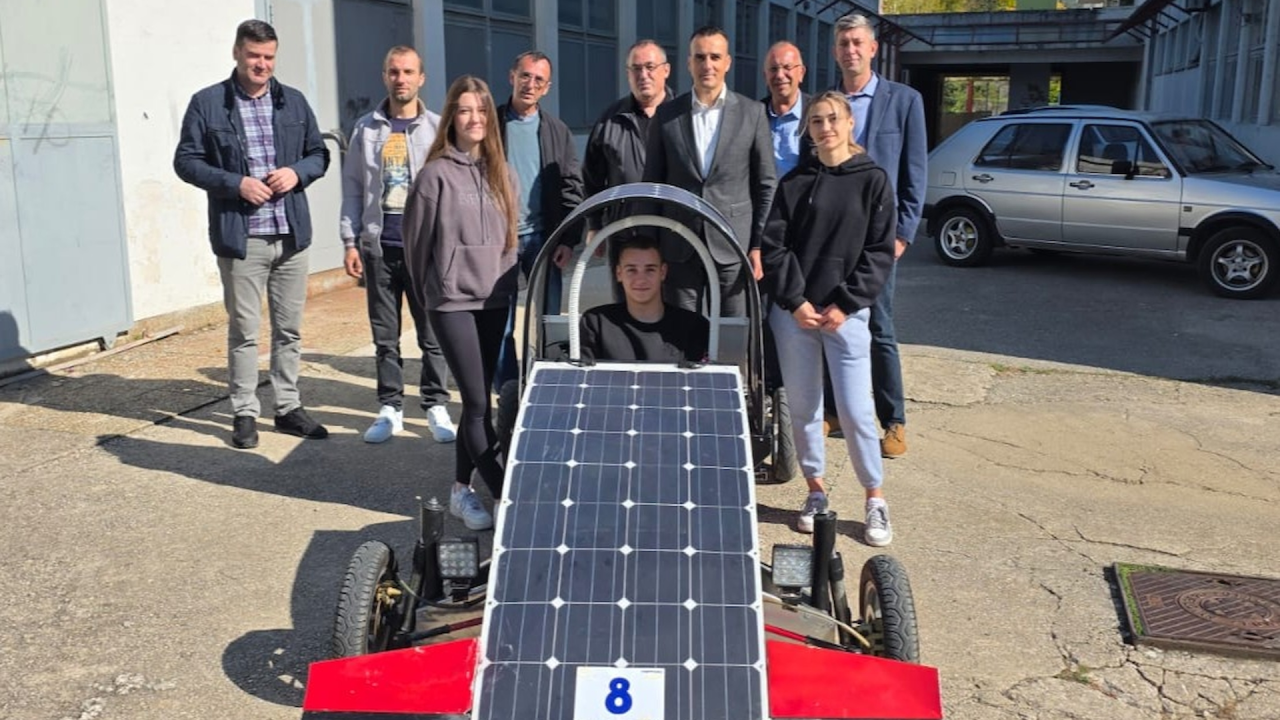 Župan posjetio kninske srednjoškolce koji su sa svojim solarnim automobilom osvojili zlato